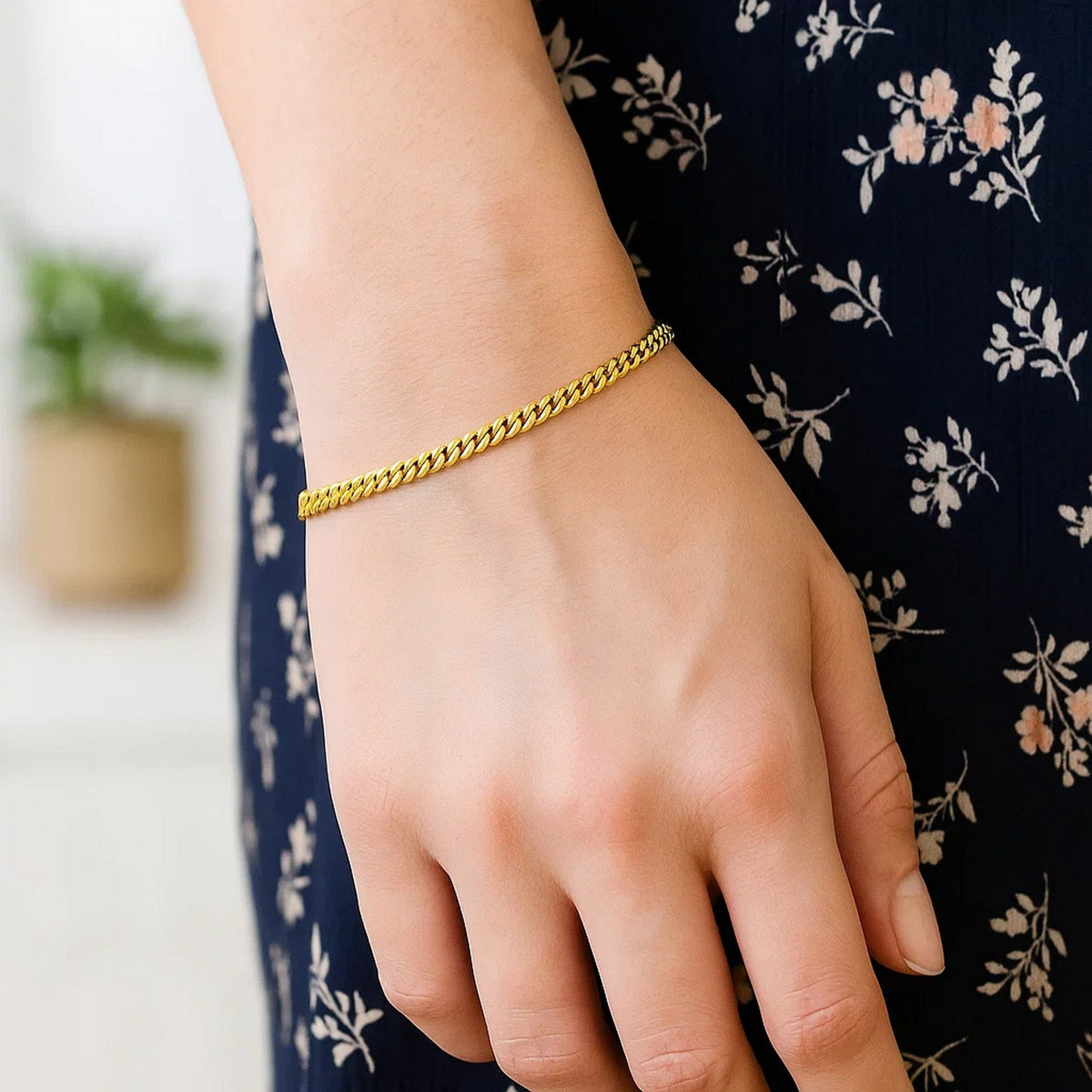 14K Yellow Gold Ladies Petite Faceted Cuban Link Chain Bracelet (4.50 mm)